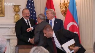 Փաշինյան-Ալիև-Ուիթքոֆ ձեռքսեղմումներ, ողջագուրումներ Սպիտակ տանը փաստաթղթերի ստորագրումից հետո