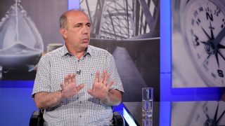 Երկու բևեռ չի, չորս է. Արմեն Մանվելյան