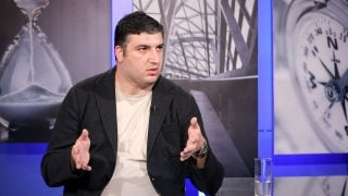 Այդ համակարգի հիմքում կանգնած է Փաշինյանը և իր քպ-ն՝ հեծանիվով աշխատանքի գնալու ու «ժողովրդի ետևում ոչ մի բան չբանակցելու» մասին խոստումներ տված, բայց իրականում ժողովրդին խաբած իշխանությունը. Հենրիխ Դանիելյան