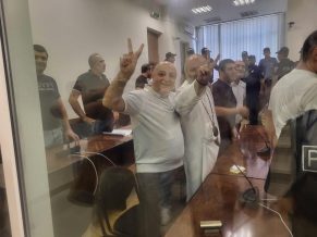 «Պաչկով» կալանքներ, ծանր հիվանդ մարդուն կալանավորել միջնորդող դատախազ, ուրիշի փոխարեն «նստած» մեղադրյալ. քաղաքական ֆարսի հերթական օրը