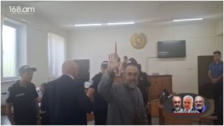 Միքայել սրբազանը դատական նիստերի դահլիճում է