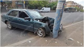 Երևանում՝ Ռուբինյանց փողոցում, «Mercedes»-ը դուրս է եկել երթեկելի գոտուց, բախվել եզրաքարին, ապա երկաթե էլեկտրասյանը․ վարորդը տեղափոխվել է հիվանդանոց