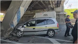 Երևանում «Opel Zafira»-ն բախվել է կամրջի բետոնե հենասյանը․ կա տուժած