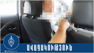 Ուղևորը հետնամասից ինչ-որ առարկա է պաhել տաքսու վարnրդի գլխին՝ պաhանջելով գումար