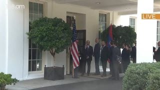 Ինչպես են ՔՊ-ականները սպասում Սպիտակ տան մուտքի մոտ