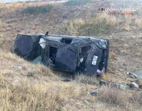 Վայոց ձորի մարզում 23-ամյա վարորդը «Mercedes»-ով դուրս է եկել ճանապարհի երթևեկելի գոտուց և մի քանի պտույտ գլխիվայր շրջվելով հայտնվել ձորակում․ կա վիրшվոր