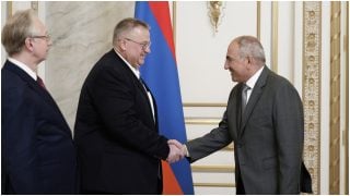 Հայաստան է ժամանել ՌԴ փոխվարչապետը. նա արդեն հանդիպել է Փաշինյանի հետ