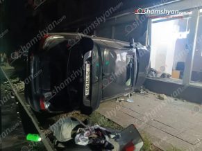 Երևանում «BMW»-ն բախվել է «Մաժոր» խանութի ցուցափեղկին և կողաշրջվել