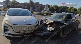 Չարենցավանի քաղաքապետարանի դիմաց բախվել են «Lada»-ն և «Hongqi»-ն․ կան տուժածներ
