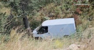 «Ford Transit»-ը Չարենցավանի վարչական տարածքում հայտնվել է ձորում՝ բախվելով ծառին