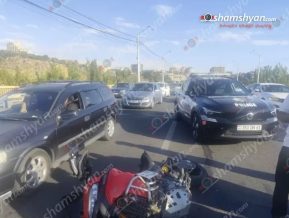 Դավիթաշենի կամրջի վրա բախվել են «Honda»-ն, «Toyota»-ն և մոտոցիկլը․ վերջինը կողաշրջվել է, մոտոցիկլավարը տեղափոխվել է հիվանդանոց