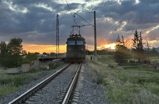 Քանաքեռ–Զեյթունում գերեզմանների մոտ գնացքի գծերի տարածքում գտել են մարդկային մարմնի մնացորդներ, այդ թվում՝ 2 գանգ