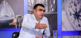 Պարզ թվացող պատկերում կոդավորված է խորը ուղերձ․ արցախցին ներկայացվում է ցուպը ձեռքին պարտված, խղճահար թափառական. Արմեն Հովասափյան