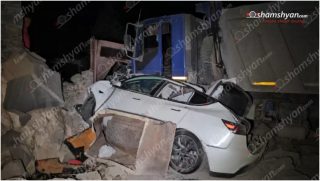 Երևանում` Շոպրոնի փողոցում, «Iveco» բեռնատարը դուրս է եկել երթևեկելի գոտուց, բախվել քարե պարսպին, ապա կայանված «Tesla»-ին. կա վիրավոր