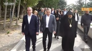 Արցախի նախագահ Սամվել Շահրամանյանը թեմակալ առաջնորդի հետ Եռաբլուրում է