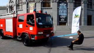 Դավայ ախպերս… գնա՜ց, ապրի ախպերս. Յուրի Սաքունցն ատամներով 2 հրշեջ մեքենաներ քաշեց