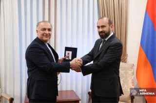 Միրզոյանը ԻԻՀ դեսպան Մեհդի Սոբհանիին հանձնել է ՀՀ նախագահի հրամանագրով  շնորհված Բարեկամության շքանշանը