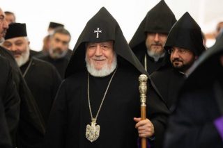 Փաշինյանը փոխել է եկեղեցու և Վեհափառի դեմ պայքարի մարտավարությունը․ «Հրապարակ»