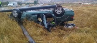 Լոռիում «Mercedes»-ը բախվել է էլեկտրասյանը, կոտրել այն և գլխիվայր հայտնվել դաշտում