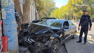 Ավանում բախվել են «Opel»-ն ու «Mercedes»-ը. վերջինը բախվել է բազալտե եզրաքարին ու երկաթբետոնե էլեկտրասյանը. կա տուժած