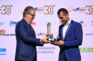 Հենրիխ Մխիթարյանը մրցանակ է ստացել Gentleman Award-ի ընթացքում