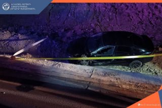 Երևան-Գյումրի ճանապարհին «Dodge» մակնիշի ավտոմեքենան դուրս է եկել ճանապարհի երթևեկելի հատվածից և կողաշրջվել․ կան տուժածներ