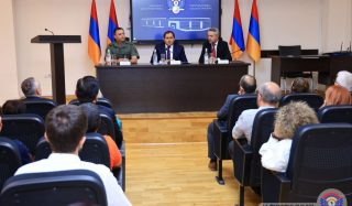 Սուրեն Պապիկյանը հանդիպել է Հանրային խորհրդի անդամների հետ
