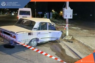 Սարդարապատ գյուղում «VAZ»-ը բախվել է էլեկտրական սյանը․ կա տուժած