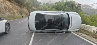 Վանաձոր-Ալավերդի ավտոճանապարհին «Mercedes CLS»-ը բախվել է բետոնե էլեկտրսյանը, արգելապատնեշներին և կողաշրջված հայտնվել երթևեկելի գոտում