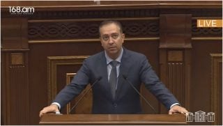 Ըըըըըը….. Ըըըըըըը. 3 րոպե ելույթ ունենալու դժվարություն ունեցող ՔՊ-ականը ընդդիմությանը հարցեր ունի