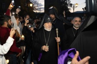 Ամենայն Հայոց Կաթողիկոսն իր օրհնությունը բաշխեց  Մայր Աթոռ ժամանած ուխտավորներին