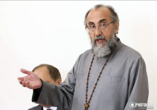 Խնդրում ենք Վեհափառ Հայրապետին, որ անսասան մնա` դեն նետելով Տիրոջ այգու չորացած տունկերը. Միքայել Սրբազանի նամակը՝ բժշկական կենտրոնից