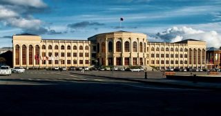 Դիմակավորված հատուկջոկատայինները մտել են Գյումրիի քաղաքապետարան
