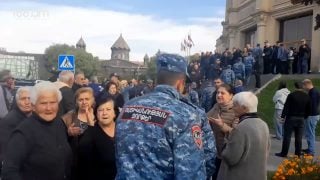 Գետինը մտնեք, ինչ եք ուզում. գյումրեցիները քաղաքապետարանի մոտ են