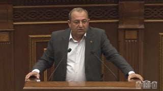 Մեծամասնությունը ոտնահարում է Սահմանադրությունը. Արծվիկ Մինասյան