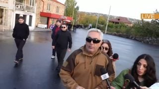 Ձեր դասերը վաղուց սովորած եմ. կարգալույծին ու Փաշինյանին աջակցելու է եկել պատերազմի կեղծարար Արծրուն Հովհաննիսյանը Ձեր դասերը վաղուց սովորած եմ. կարգալույծին ու Փաշինյանին աջակցելու է եկել պատերազմի կեղծարար Արծրուն Հովհաննիսյանը