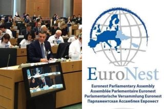 Համոզված եմ, որ երբ համոզվեք, որ ՀՀ-ում գործող կառավարությունը ձեզ էլ է խաբել և խաբում՝ այդ ժամանակ ավելի աչալուրջ կլինեք։ Արտակ Զաքարյանը՝ Եվրանեսթի մասնակիցներին Համոզված եմ, որ երբ համոզվեք, որ ՀՀ-ում գործող կառավարությունը ձեզ էլ է խաբել և խաբում՝ այդ ժամանակ ավելի աչալուրջ կլինեք։ Արտակ Զաքարյանը՝ Եվրանեսթի մասնակիցներին