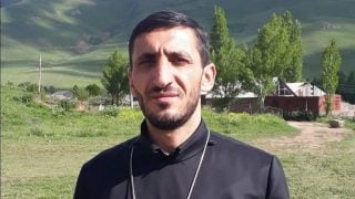 «Հովհաննավանքում կրկին ոստիկաններ կային, գնացել էի իրերս վերցնելու, չգիտեմ՝ եկեղեցին ումի՞ց են պաշտպանում». Տեր Սարգիս քահանա Սարգսյան «Հովհաննավանքում կրկին ոստիկաններ կային, գնացել էի իրերս վերցնելու, չգիտեմ՝ եկեղեցին ումի՞ց են պաշտպանում». Տեր Սարգիս քահանա Սարգսյան