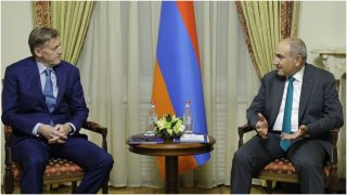 Նիկոլ Փաշինյանը և ՀՀ պետական մրցանակակիր Վինսենթ Ռոշը կարևորել են կրթության դերը մարդկանց հաջողությունների հասնելու գործում