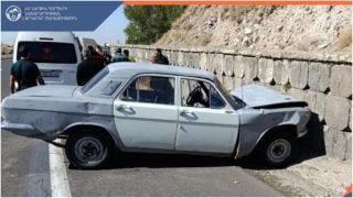 Երևան-Սևան ավտոճանապարհին «GAZ»-ը դուրս է եկել ճանապարհի երթևեկելի հատվածից և բախվել ճամփեզրի բետոնե հենապատին․ կա տուժած