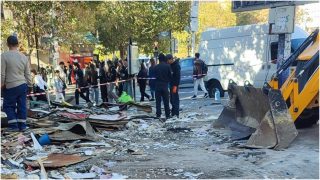 «Երևանում ափռ-ցփռ շին-թույլտվություն տվող Երևանի քաղաքապետարանի բուլդոզերը այսօր գետնին հավասարեցրեց Տերյան-Կորյուն խաչմերուկի մի քանի կրպակ» «Երևանում ափռ-ցփռ շին-թույլտվություն տվող Երևանի քաղաքապետարանի բուլդոզերը այսօր գետնին հավասարեցրեց Տերյան-Կորյուն խաչմերուկի մի քանի կրպակ»