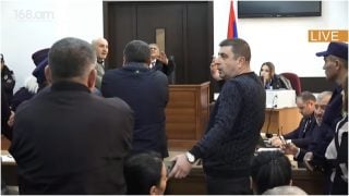 Լսի՛ր քեզ ինչ եմ ասում. Ազատի զորանոցի հրդեհի գործով դատական նիստին իրավիճակը լարվեց