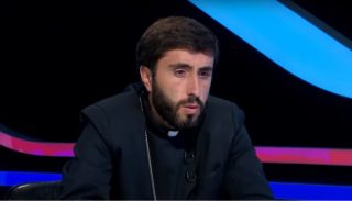 Երբ Քննչական էին տանում իր հոգևոր եղբայրներին, Տեր Արամը գաղտնի գործակալի մասին պատմող ֆիլմի ««Chi Mai» երաժշտությամբ՝ չգիտես՝ ում, չգիտես՝ ինչ էր հասկացնում