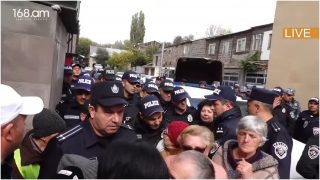 Դուք թուրք Նիկոլին եք ծառայում, ժողովրդին չեք ծառայում. գյումրեցիներն ամոթանք են տալիս ոստիկաններին