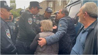 Գյումրեցիները շրջափակում են քաղաքապետարանի մուտքերը. իրավիճակը գերլարված է