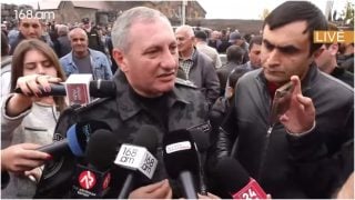 Բռնել ե՞ն, չկա այդպիսի բան․ Ոստիկանապետը տեղյակ չէ՞, որ քահանաներ են փորձել այսօր բերման ենթարկել Բռնել ե՞ն, չկա այդպիսի բան․ Ոստիկանապետը տեղյակ չէ՞, որ քահանաներ են փորձել այսօր բերման ենթարկել