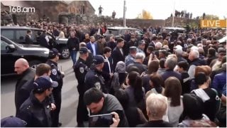 Փաշինյանը ՔՊ-ականների ծափերի ու բացականչությունների ներքո լքեց Հովհաննավանքը Փաշինյանը ՔՊ-ականների ծափերի ու բացականչությունների ներքո լքեց Հովհաննավանքը