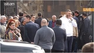Աստղագուշակ Լյուսյան՝ Փաշինյանի աջակիցների հետ Հովհաննավանքի բակում Աստղագուշակ Լյուսյան՝ Փաշինյանի աջակիցների հետ Հովհաննավանքի բակում