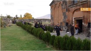 Բարձրախոսներ, ոստիկաններ, նախապատրաստություններ Հովհաննավանքի բակում՝ կեղծ պատարագին ընդառաջ Բարձրախոսներ, ոստիկաններ, նախապատրաստություններ Հովհաննավանքի բակում՝ կեղծ պատարագին ընդառաջ
