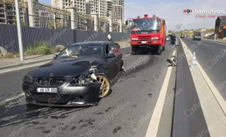 Երևանում «BMW»-ն դուրս է եկել երթևեկելի գոտուց, բախվել բազալտե եզրաքարին, հայտնվել ճանապարհի մեջտեղում Երևանում «BMW»-ն դուրս է եկել երթևեկելի գոտուց, բախվել բազալտե եզրաքարին, հայտնվել ճանապարհի մեջտեղում